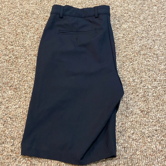 Navy blue golf shorts from Greg Norman. Waist size 32 - Picture 2 of 2